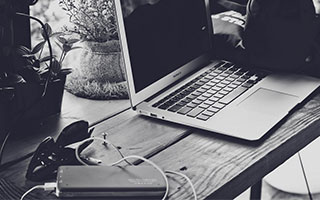 开云在线直播-球迷投票爆料：最具争议的裁判判罚瞬间，球员裁判