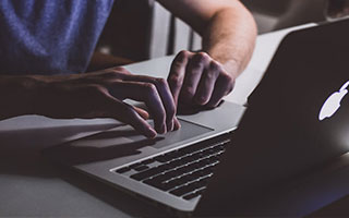 开云在线直播-球迷投票爆料：最具争议的裁判判罚瞬间，球员裁判